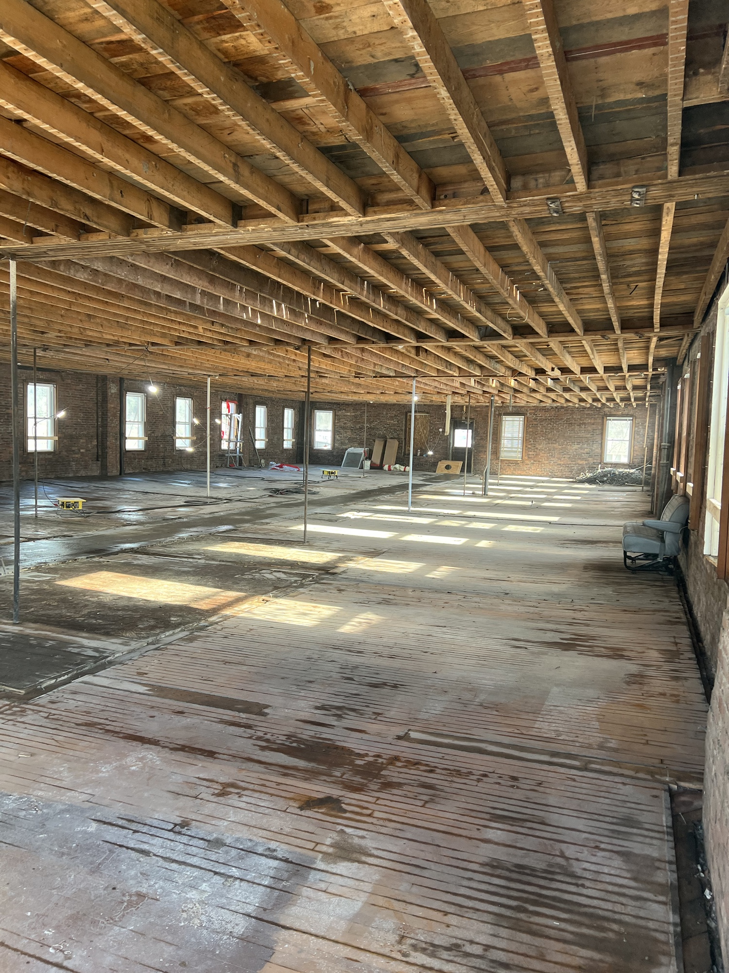 This photo shows the expansive space of the main floor, uninterrupted by columns or other supports.