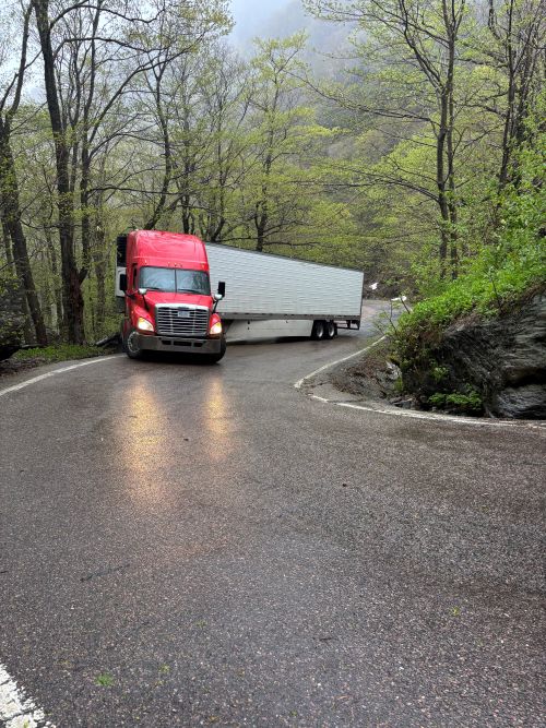 VSP: Truck gets stuck in the Notch