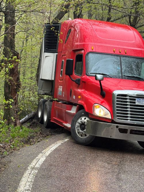 VSP: Truck gets stuck in the Notch